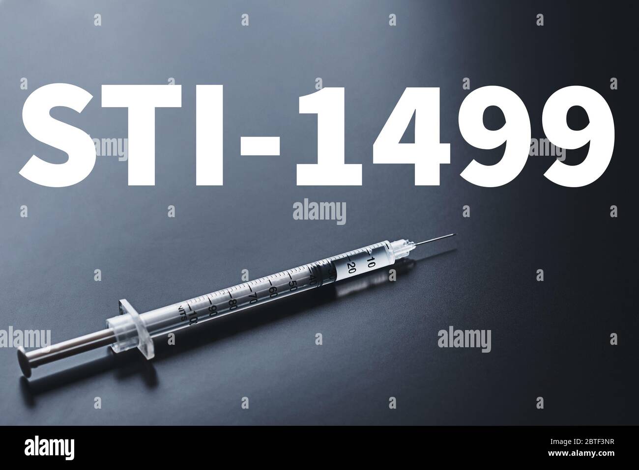 Concetto di anticorpo di coronavirus STI-1499. Siringa medica con farmaco che blocca i corpi di coronavirus su sfondo nero Foto Stock