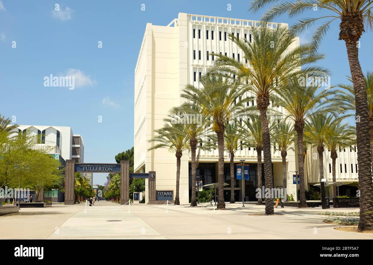 FULLERTON CALIFORNIA - 23 MAGGIO 2020: Langsdorf Hall e Arch all'ingresso principale della California state University Fullerton, CSUF. Foto Stock