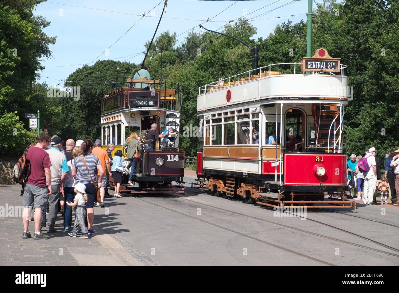 I visitatori salgono a bordo di tram aperti al Beamish Museum nella contea di Durham, Inghilterra Foto Stock