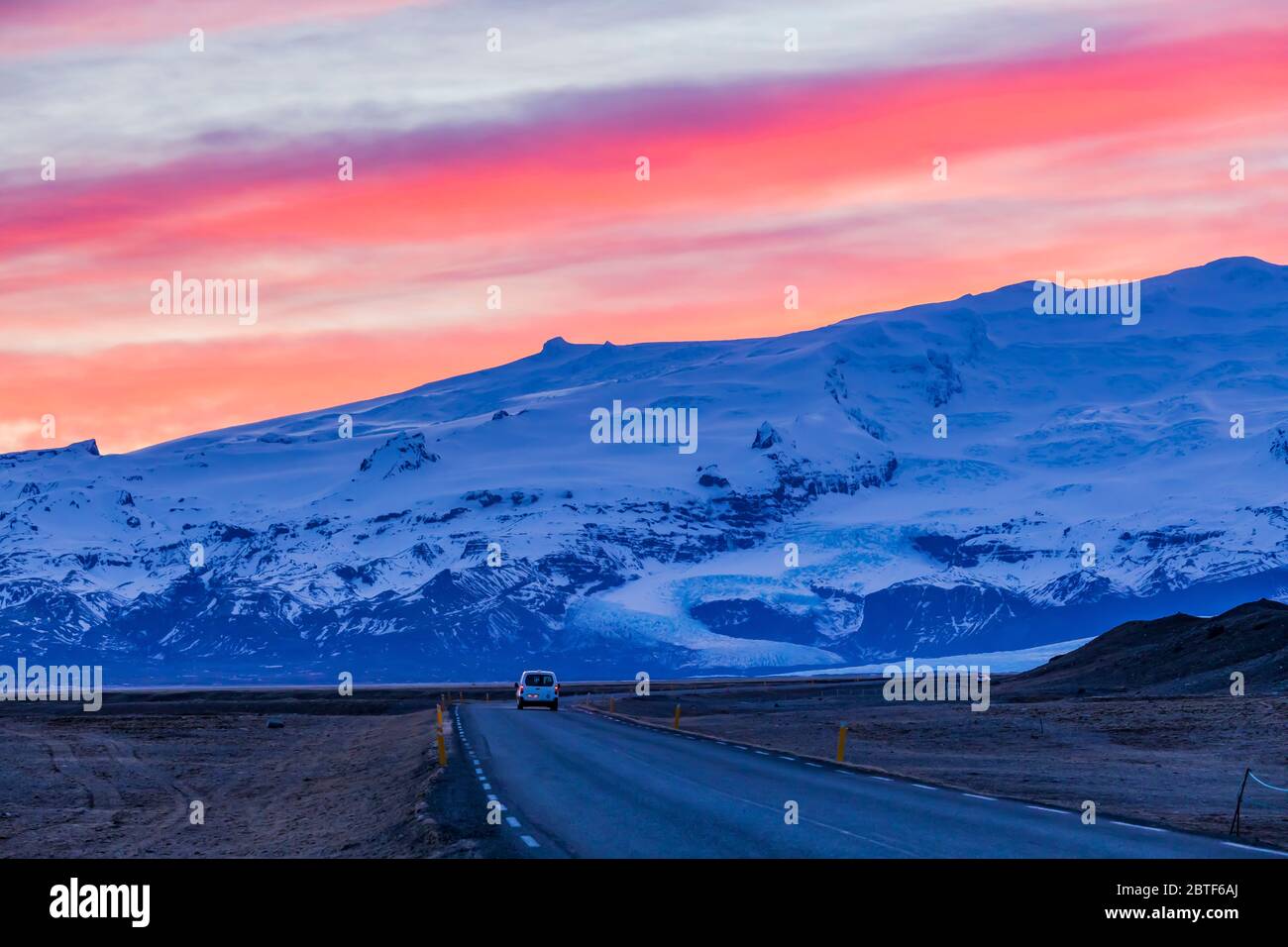 Tramonto sul vulcano Öræfajökull e Hvannadalshnúkur, la montagna più alta dell'Islanda, nel Parco Nazionale di VatnajökulsþjóÐgardur lungo la costa meridionale di Foto Stock