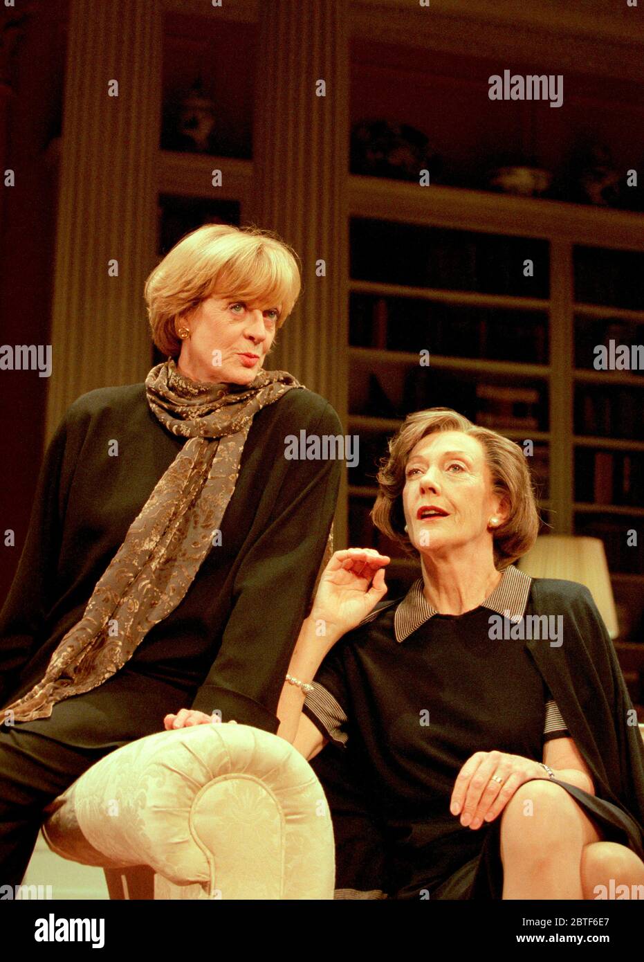 l-r: Maggie Smith (Claire), Eileen Atkins (Agnes) in UN DELICATO EQUILIBRIO di Edward Albee al Teatro Royal Haymarket, Londra SW1 26/10/1997 design: Carl Toms illuminazione: Howard Harrison regista: Anthony Page Foto Stock