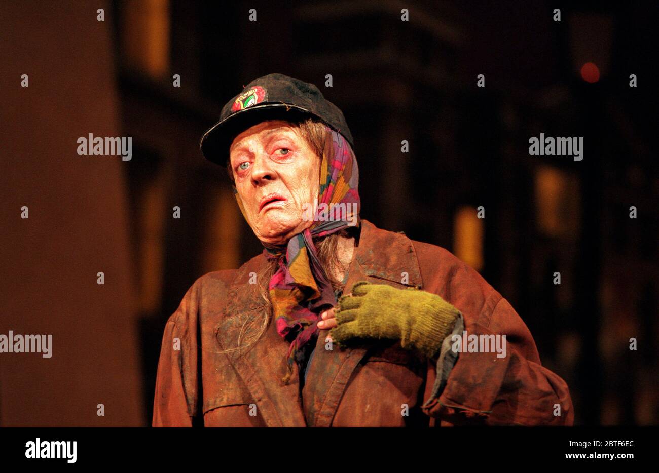 Maggie Smith (Miss Shepherd) in THE LADY IN THE VAN di Alan Bennett al Queen's Theatre, Londra W1 07/12/1999 design: Mark Thompson illuminazione: Hugh Vanstone regista: Nicholas Hytner Foto Stock