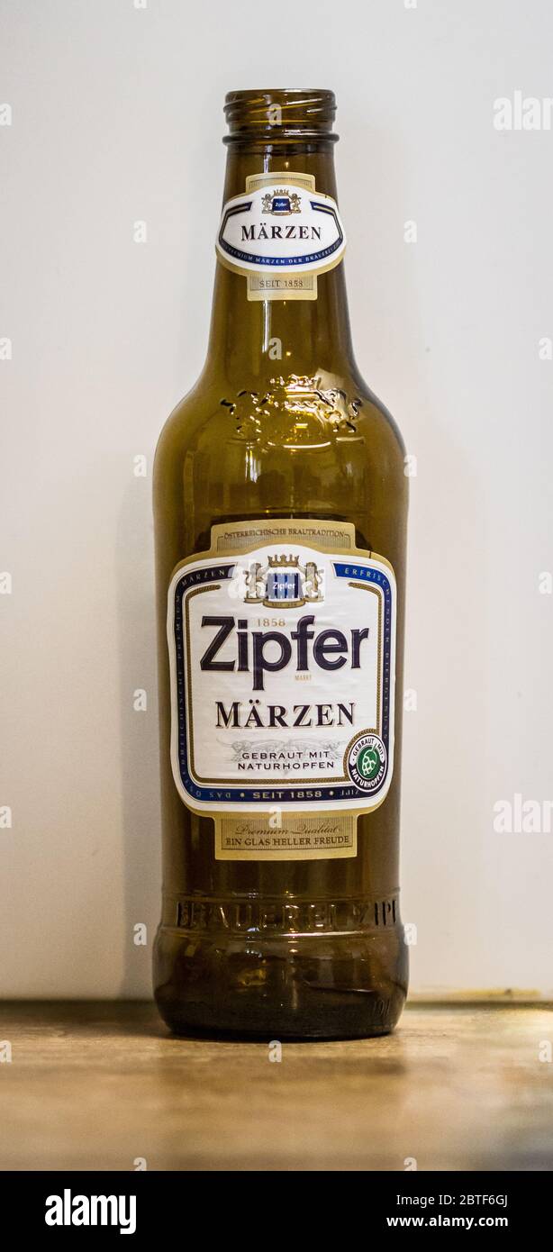 Bottiglia di birra Zipfer Foto stock - Alamy