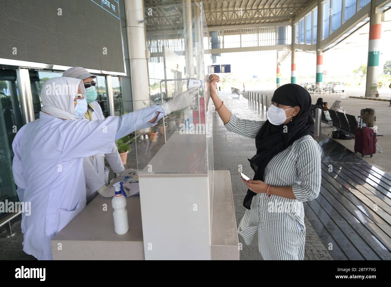 Prayagraj, India. 25 Maggio 2020. Prayagraj: I medici esaminano i passeggeri prima di partire dall'aeroporto con un volo interno da Bengaluru, durante il blocco COVID-19 in corso a livello nazionale, a Prayagraj, lunedì 25 maggio 2020. Tutti i voli di linea per passeggeri commerciali sono stati sospesi dal marzo 25, quando il governo ha imposto un blocco a livello nazionale per frenare la pandemia del coronavirus. (Foto di Prabhat Kumar Verma/Pacific Press) Credit: Pacific Press Agency/Alamy Live News Foto Stock