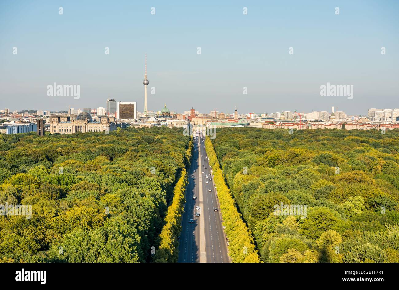 Vista panoramica sulla città di Berlino, dalla cima della colonna della Vittoria di Berlino a Tiergarten, Berlino, con i moderni skyline e la foresta verde. Foto Stock