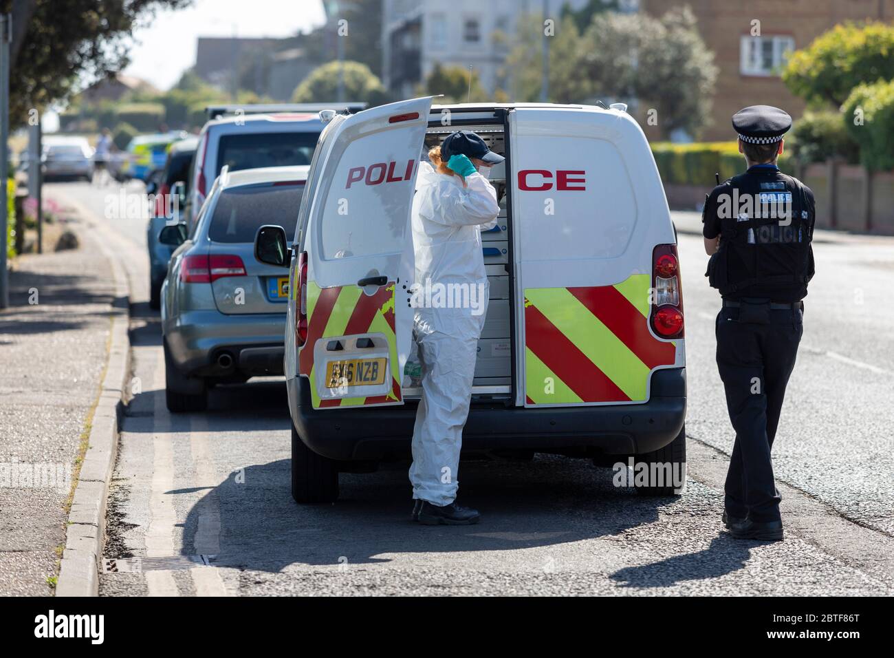 Clacton, Essex, Regno Unito. La polizia di Essex indaga su una scena criminale sul lungomare di Clacton. Un uomo è stato trovato con ferite stab al suo stomaco intorno all'ora di pranzo ed è stato portato a Clacton e ospedale di distretto. Credit: Ricci Fothergill/Alamy Live News Foto Stock