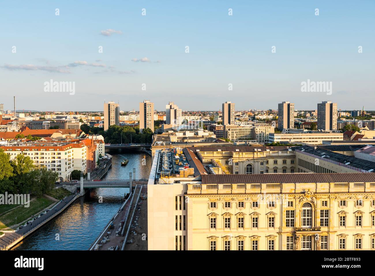 Il paesaggio urbano del centro di Berlino con i moderni skyline sulla riva del fiume Sprea e le torri della chiesa sotto il tramonto. Vista aerea dalla cattedrale di Berlino Foto Stock