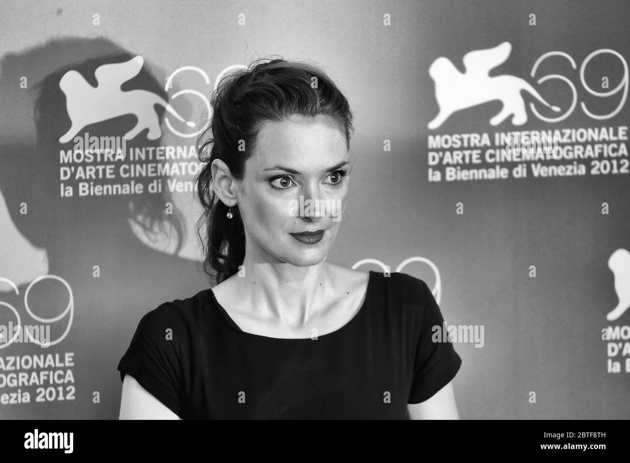 VENEZIA, ITALIA - 30 AGOSTO: Winona Ryder partecipa alla Photocall 'The Iceman' durante il 69° Festival del Cinema di Venezia il 30 agosto 2012 a Venezia, Italia Foto Stock