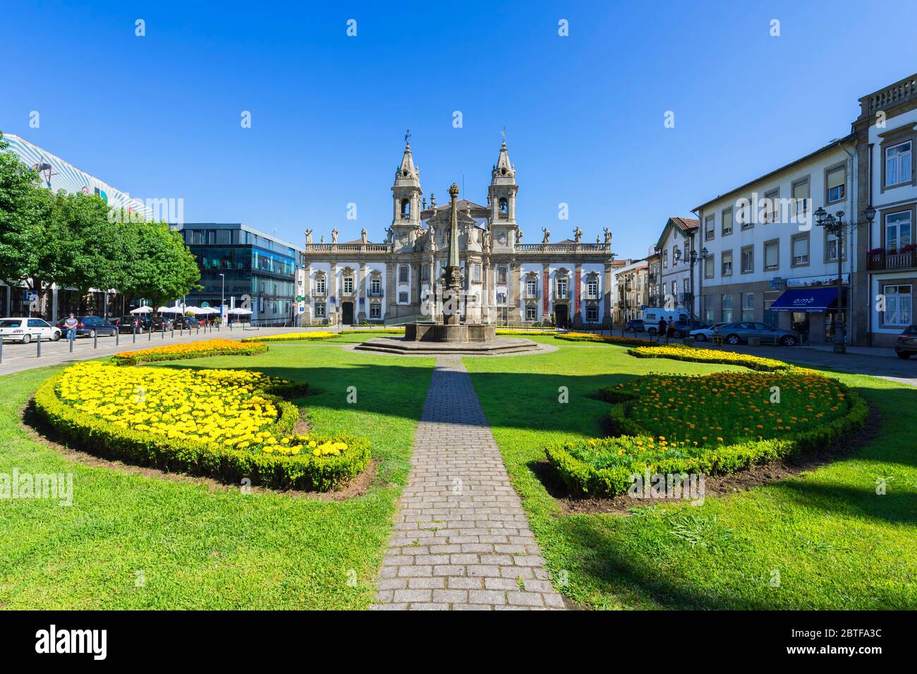 Carlos Amarante piazza con 18th secolo Sao Marcos Chiesa e ex ospedale convertito in un hotel, Braga, Minho, Portogallo Foto Stock