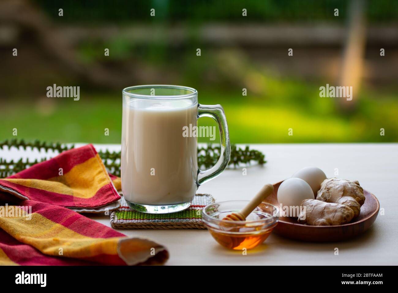 Popolari bevande di rimedio indonesiane tradizionali, ricette consiste di latte, uova crude, miele e zenzero. Foto Stock