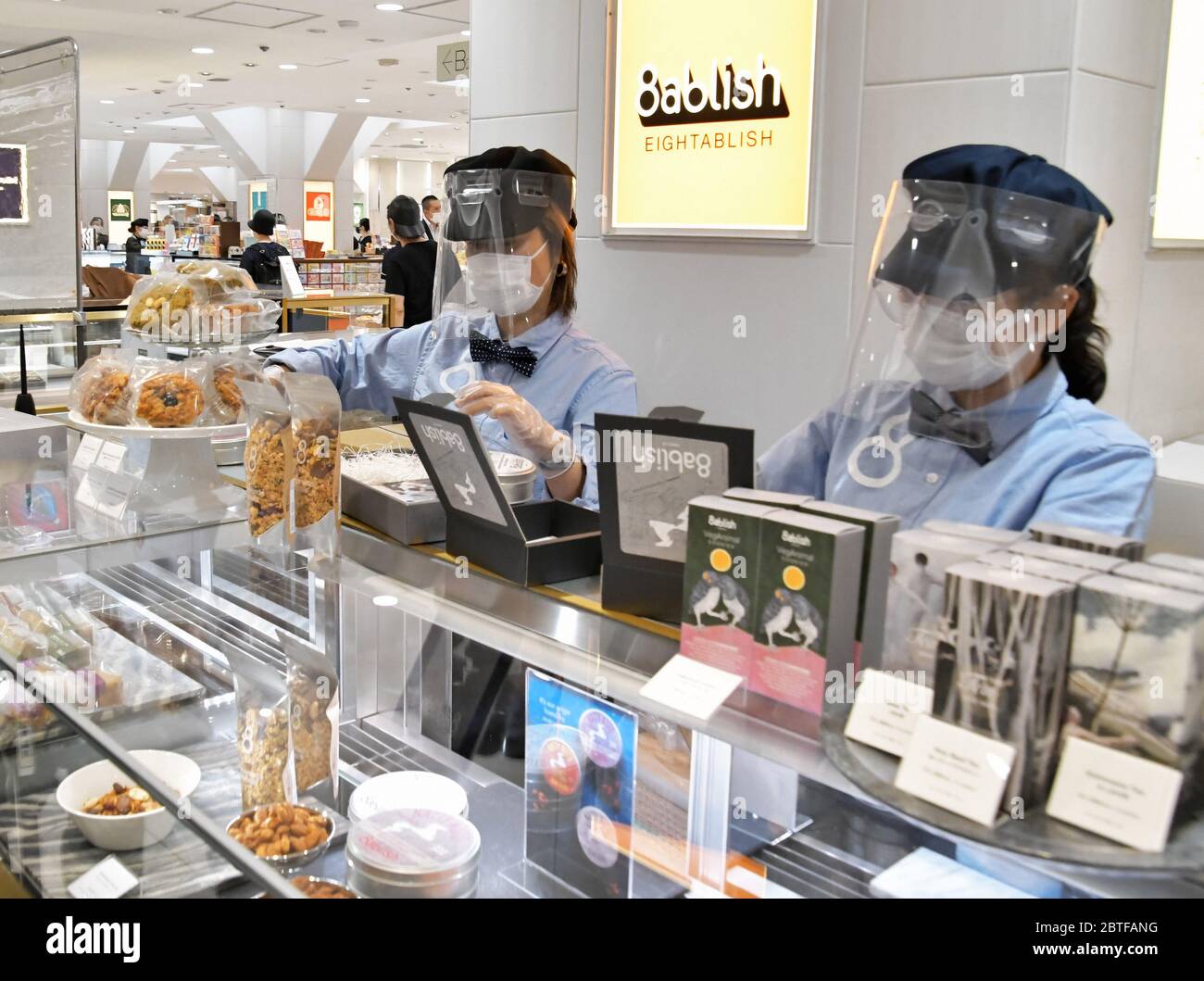 Tokyo, Giappone. 25 Maggio 2020. I dipendenti che indossano visiere e maschere lavorano al grande magazzino Matsuya Ginza, che ha riaperto parzialmente a Tokyo, Giappone, lunedì 25 maggio 2020. Il primo ministro Shinzo Abe ha calato ai cittadini, 'abbiamo bisogno di cambiare stile di vita per tornare alle normali attività socio-economiche durante la lotta a lungo termine contro il nuovo coronavirus' in una conferenza stampa. Foto di Keizo Mori/UPI Credit: UPI/Alamy Live News Foto Stock