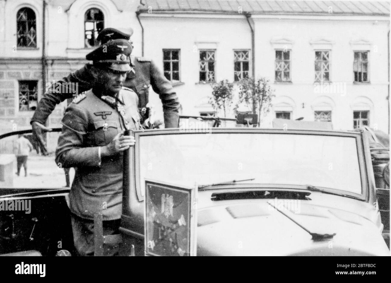 Field Marshall su Kluge che vidola la sede della divisione. Operazione Barbarossa - invasione tedesca della Russia, 1941 - XV Divisione Fantaria della Divisione Turingia-Kurhessen Foto Stock