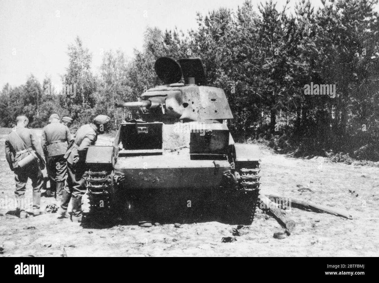 Distrutto carro armato sovietico lungo la strada statale da Brest a Pruzana. Operazione Barbarossa - invasione tedesca della Russia, 1941 - XV Divisione Fantaria della Divisione Turingia-Kurhessen Foto Stock