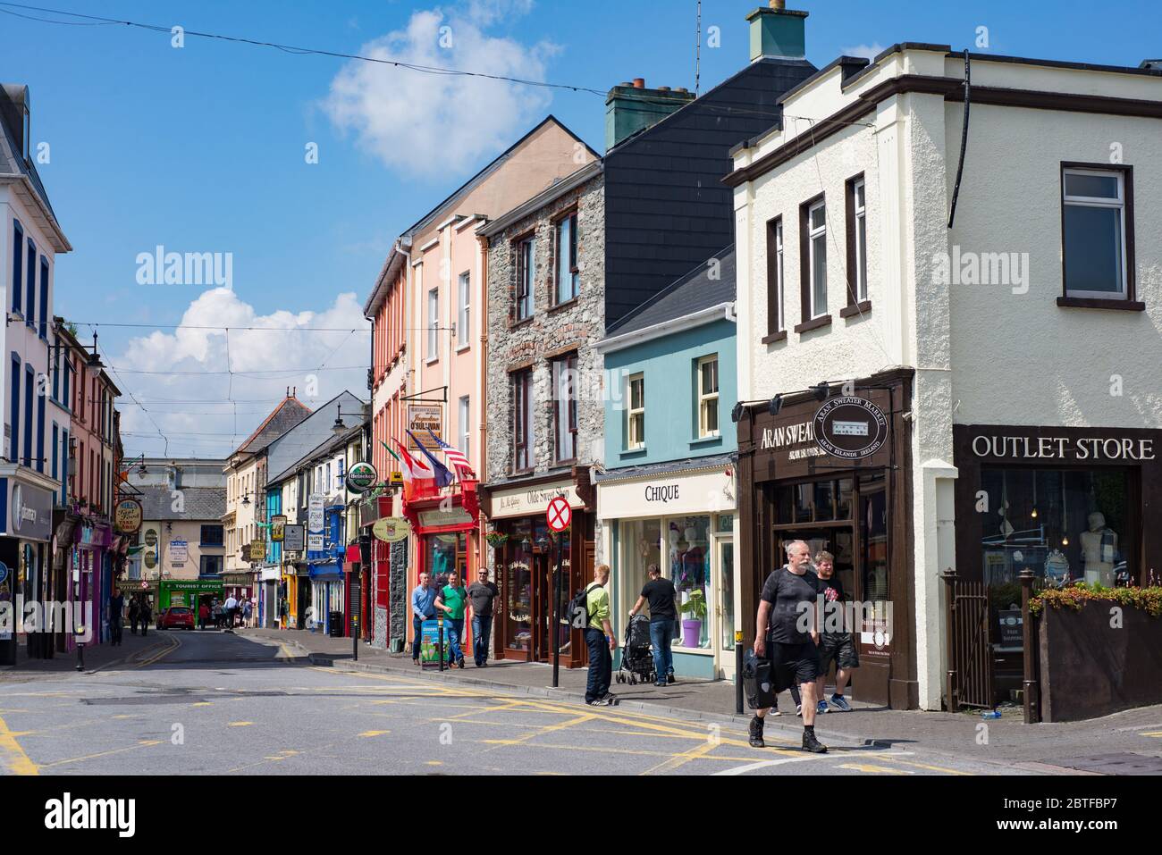 Killarney, Irlanda -29 maggio 2016: Strade del centro di Killarney durante la stagione turistica estiva. Foto Stock