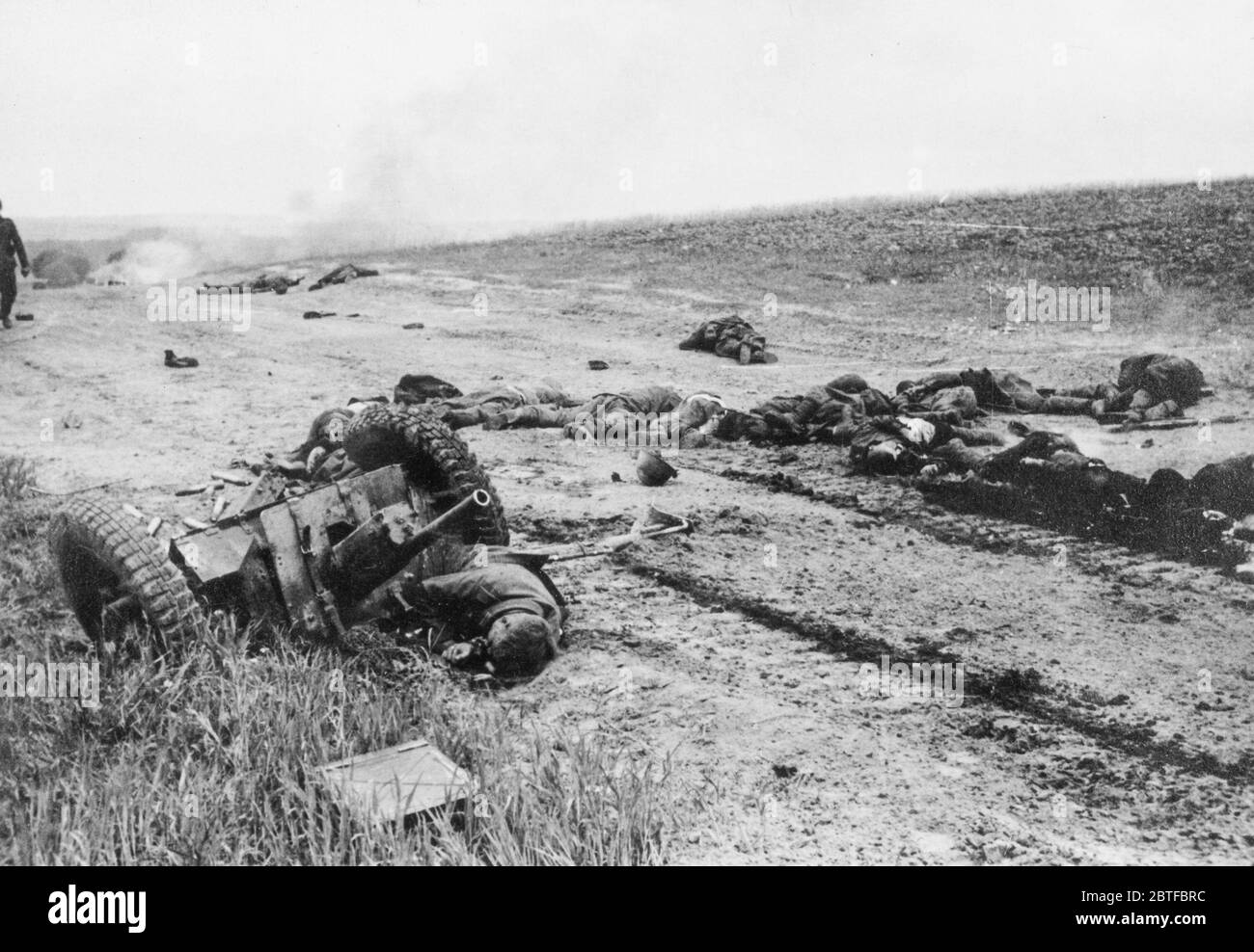 Il veicolo anticarro tedesco è sovrapato dai serbatoi russi. Operazione Barbarossa - invasione tedesca della Russia, 1941 - XV Divisione Fantaria della Divisione Turingia-Kurhessen Foto Stock