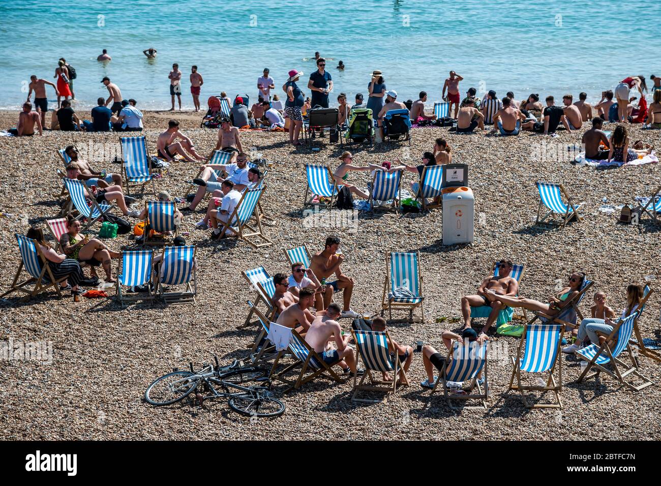 Brighton, Regno Unito. 25 Maggio 2020. E' soleggiata e la gente viene in spiaggia e sul mare a Brighton, durante le vacanze di Lunedi'. È occupato ma ancora plentyu di spazio per la distanza sociale. Il "blocco" dei morti continua per l'epidemia di Coronavirus (Covid 19). Credit: Guy Bell/Alamy Live News Foto Stock