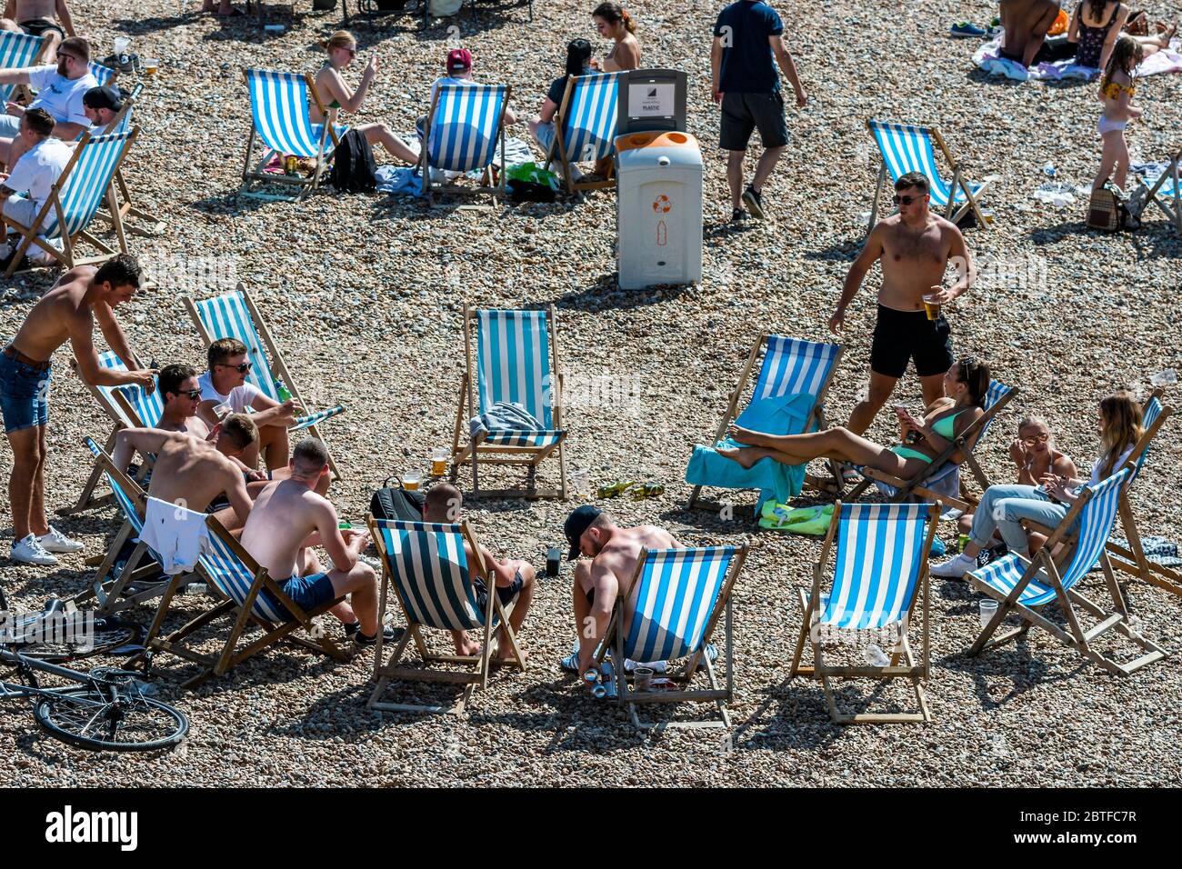 Brighton, Regno Unito. 25 Maggio 2020. E' soleggiata e la gente viene in spiaggia e sul mare a Brighton, durante le vacanze di Lunedi'. È occupato ma ancora plentyu di spazio per la distanza sociale. Il "blocco" dei morti continua per l'epidemia di Coronavirus (Covid 19). Credit: Guy Bell/Alamy Live News Foto Stock