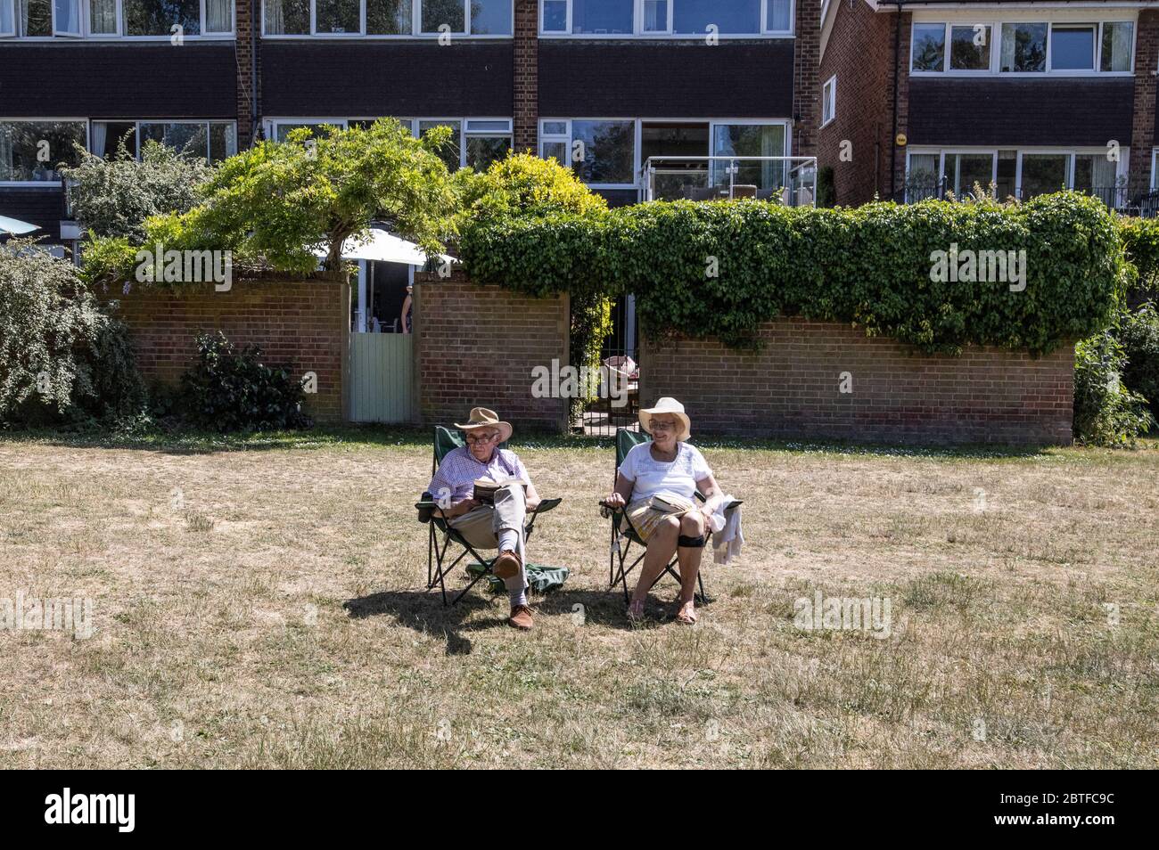 Persone fuori sul percorso di traino del Tamigi, Surrey, Regno Unito Lunedi 25 maggio 2020 una coppia anziana si siede guardando fuori sul Tamigi vicino Weybridge durante un pomeriggio caldo, Surrey, Regno Unito Credit: Jeff Gilbert/Alamy Live News Foto Stock