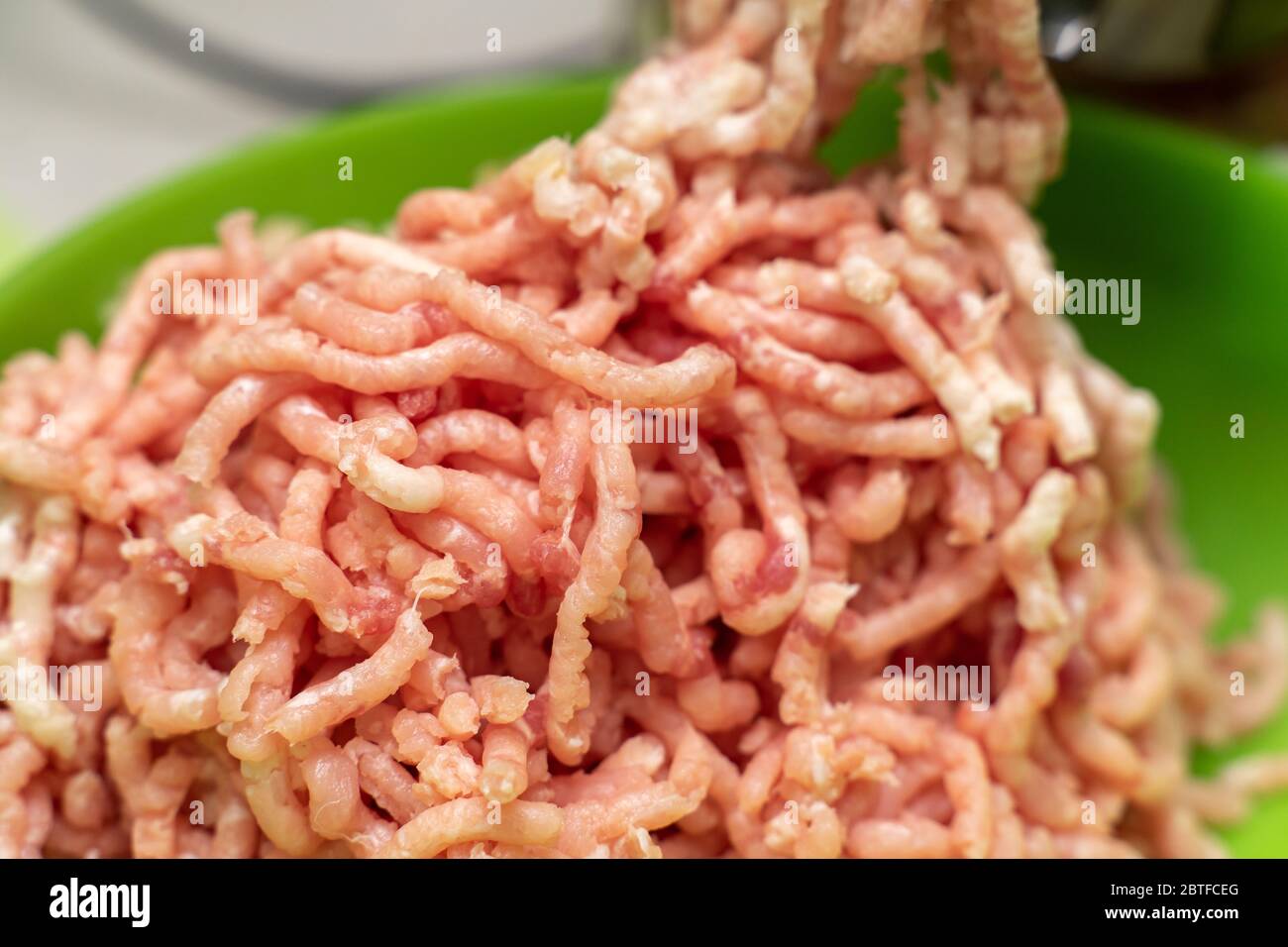 il processo di cottura carne macinata. carne di maiale macinazione Foto Stock