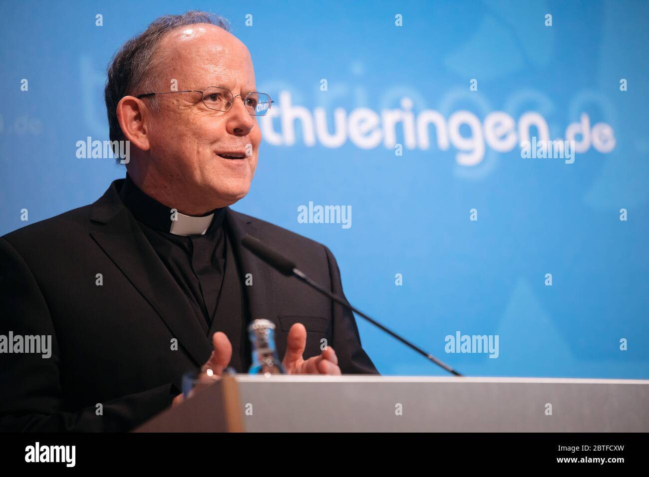 Erfurt, Germania. 25 Maggio 2020. Ulrich Neymeyr, vescovo della diocesi di Erfurt, parla durante una conferenza stampa sui colloqui del governo statale con le chiese protestanti e le diocesi cattoliche romane nello Stato libero della Turingia. Credit: Michael Reichel/dpa-Zentralbild/dpa/Alamy Live News Foto Stock