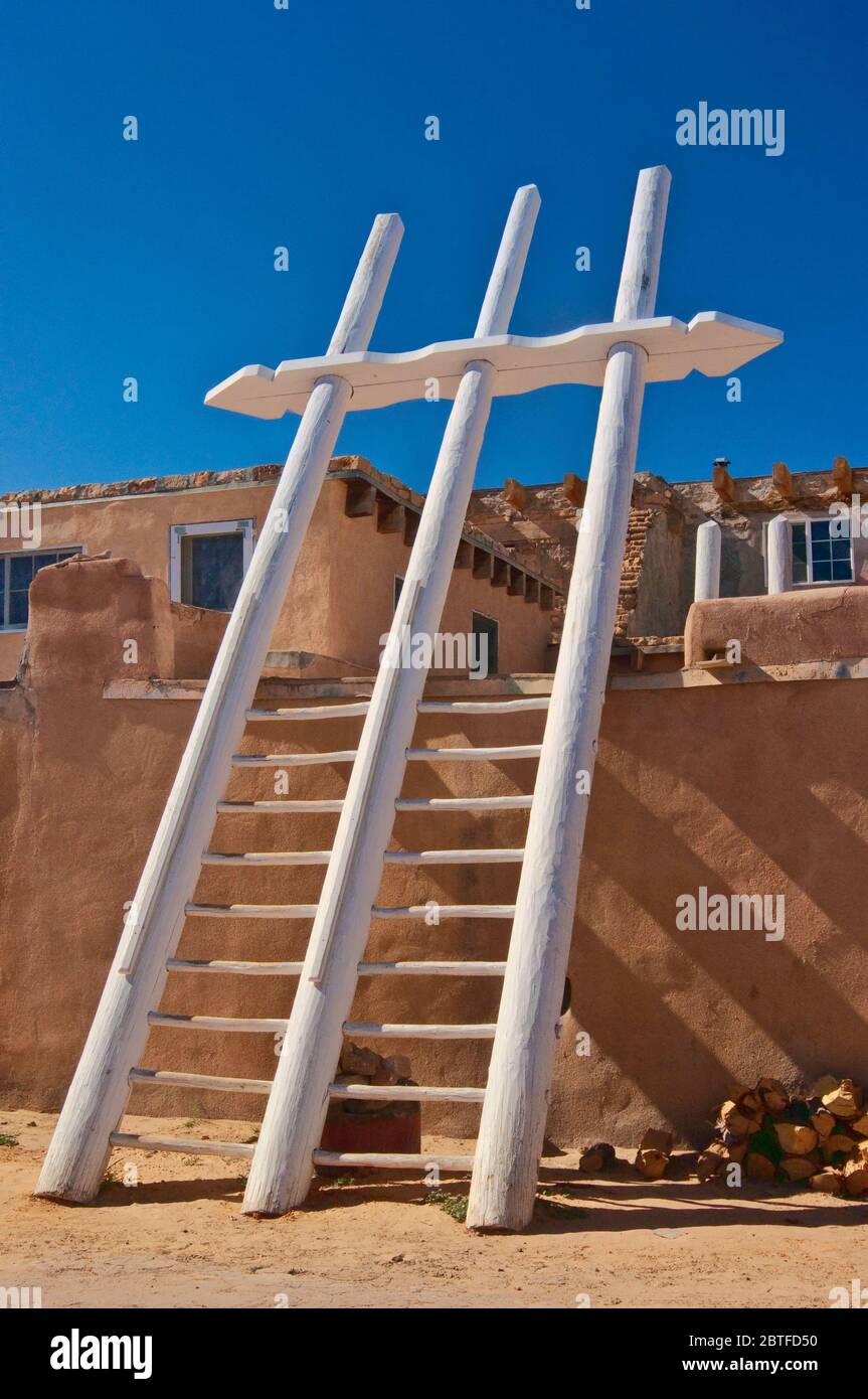 Una tradizionale scala in legno presso la dimora di Acoma Pueblo (Sky City), pueblo dei nativi americani sulla cima del Mesa nella riserva indiana di Acoma, New Mexico, USA Foto Stock