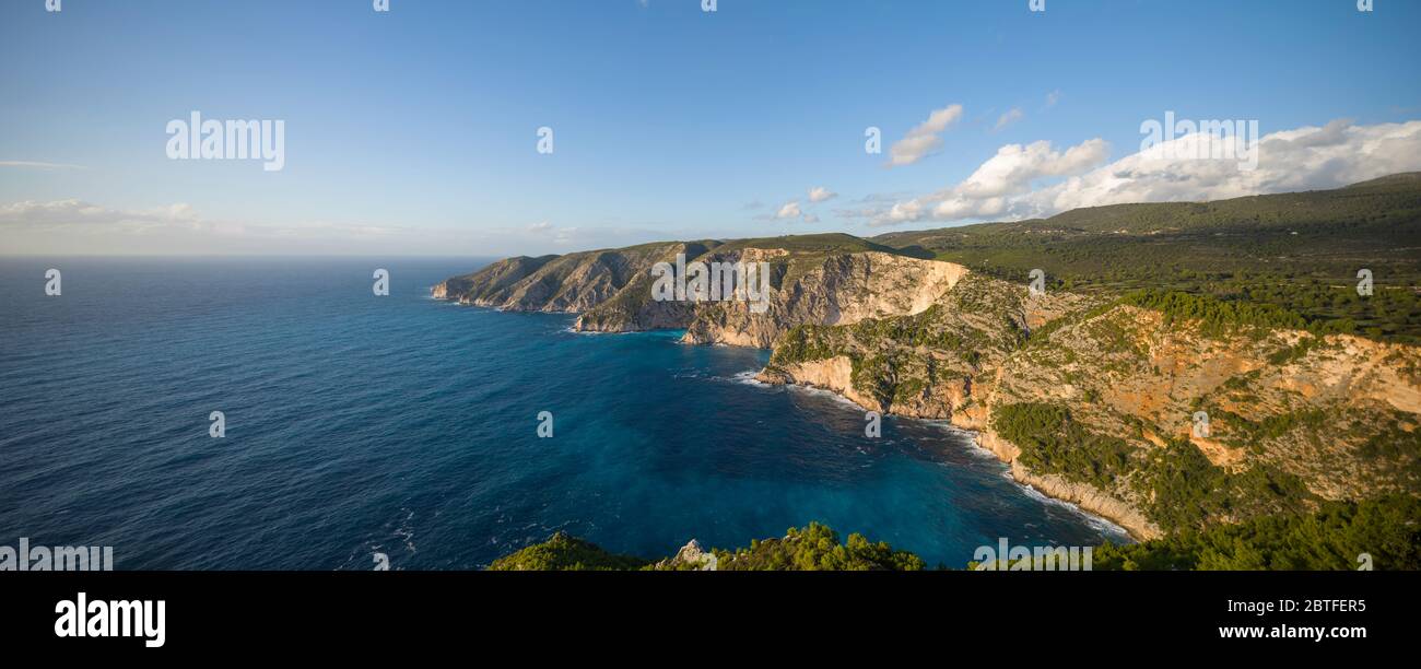 Paesaggio con scogliere sul lato nord dell'isola di Zante, Grecia Foto Stock