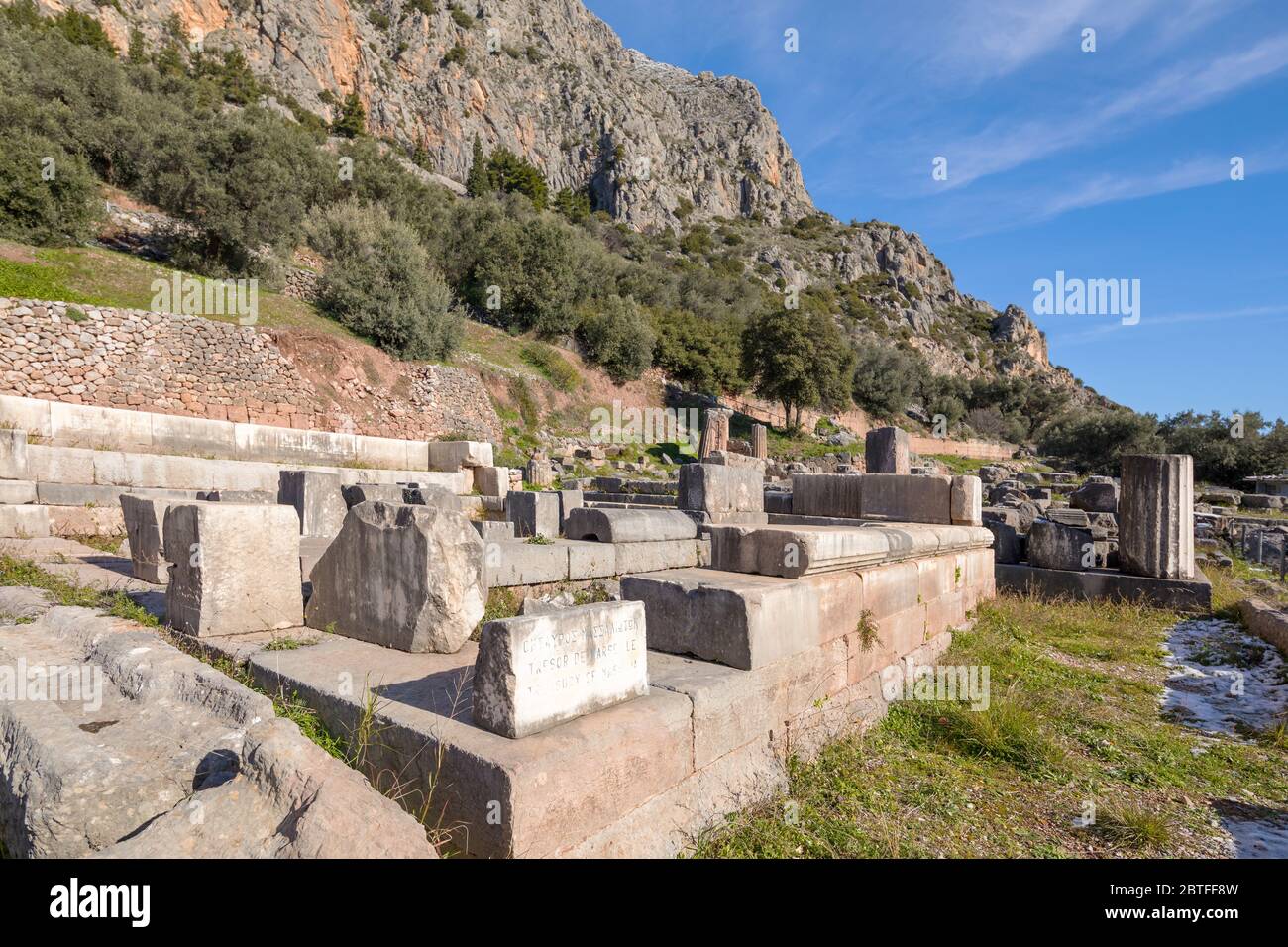 Rovine del tempio di Atena pronaia nel sito archeologico di Delfi in Grecia Foto Stock