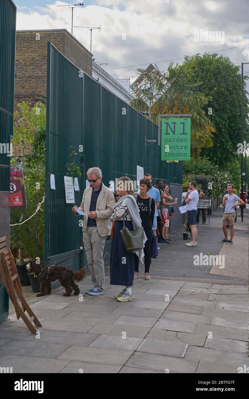 coda per il centro giardino durante il coronavirus Foto Stock