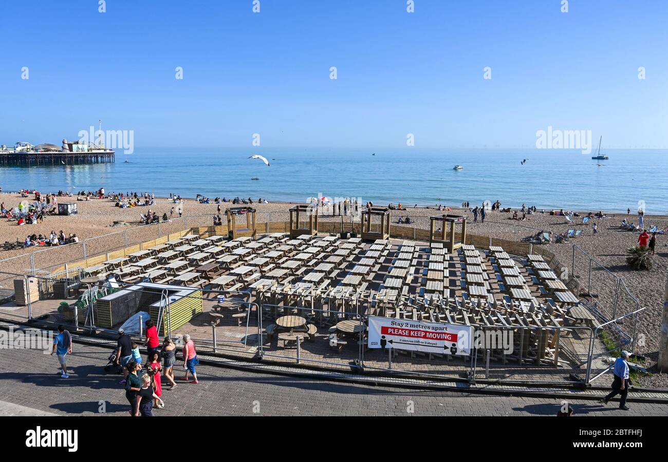 Brighton UK 25 maggio 2020 - una delle aree bar chiuse, in quanto i visitatori godono del sole del tardo pomeriggio sulla spiaggia e sul lungomare di Brighton, mentre il fine settimana delle vacanze in banca si conclude oggi sulla costa meridionale durante la crisi pandemica di Coronavirus COVID-19 . Credit: Simon Dack / Alamy Live News Foto Stock