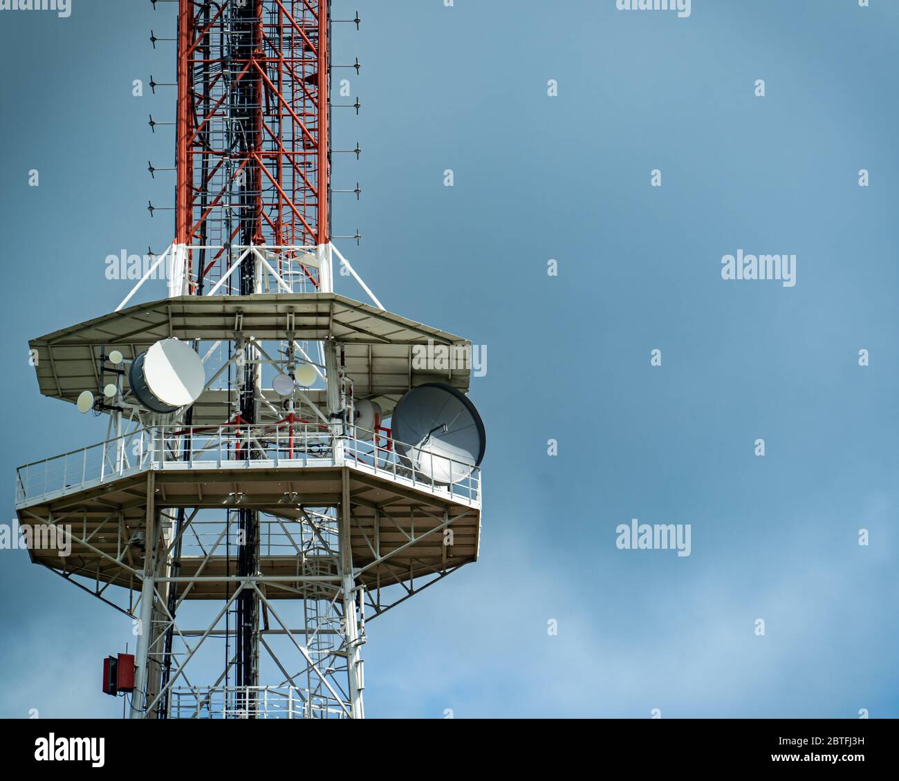 Immagine della torre di trasmissione del segnale, piastre visibili che trasmettono il segnale. Foto Stock
