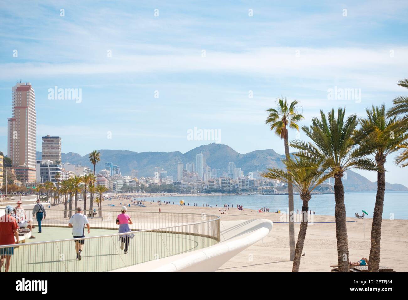 Benidorm, Spagna - 25 febbraio 2020: Le persone godono di una giornata di sole nella famosa località spagnola di Benidorm, Alicante, Spagna Foto Stock