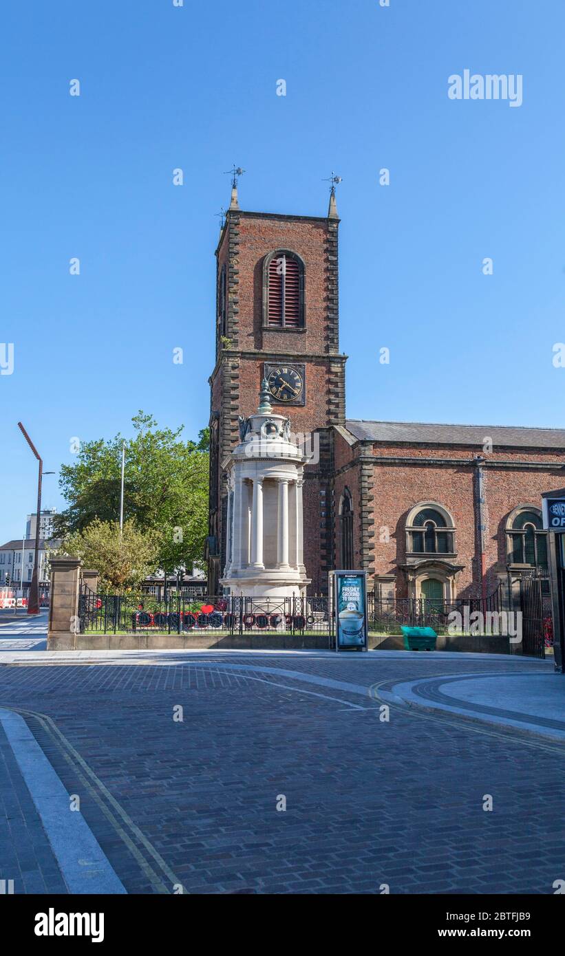 St Thomas Church e monumento ai caduti di Stockton on Tees, Inghilterra, Regno Unito Foto Stock