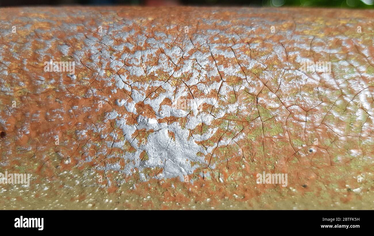 Vecchio tessuto verniciato in metallo con superficie incrinata e macchie di vernice argentata su sfondo marrone. Grunge lo sfondo con spazio per la copia Foto Stock