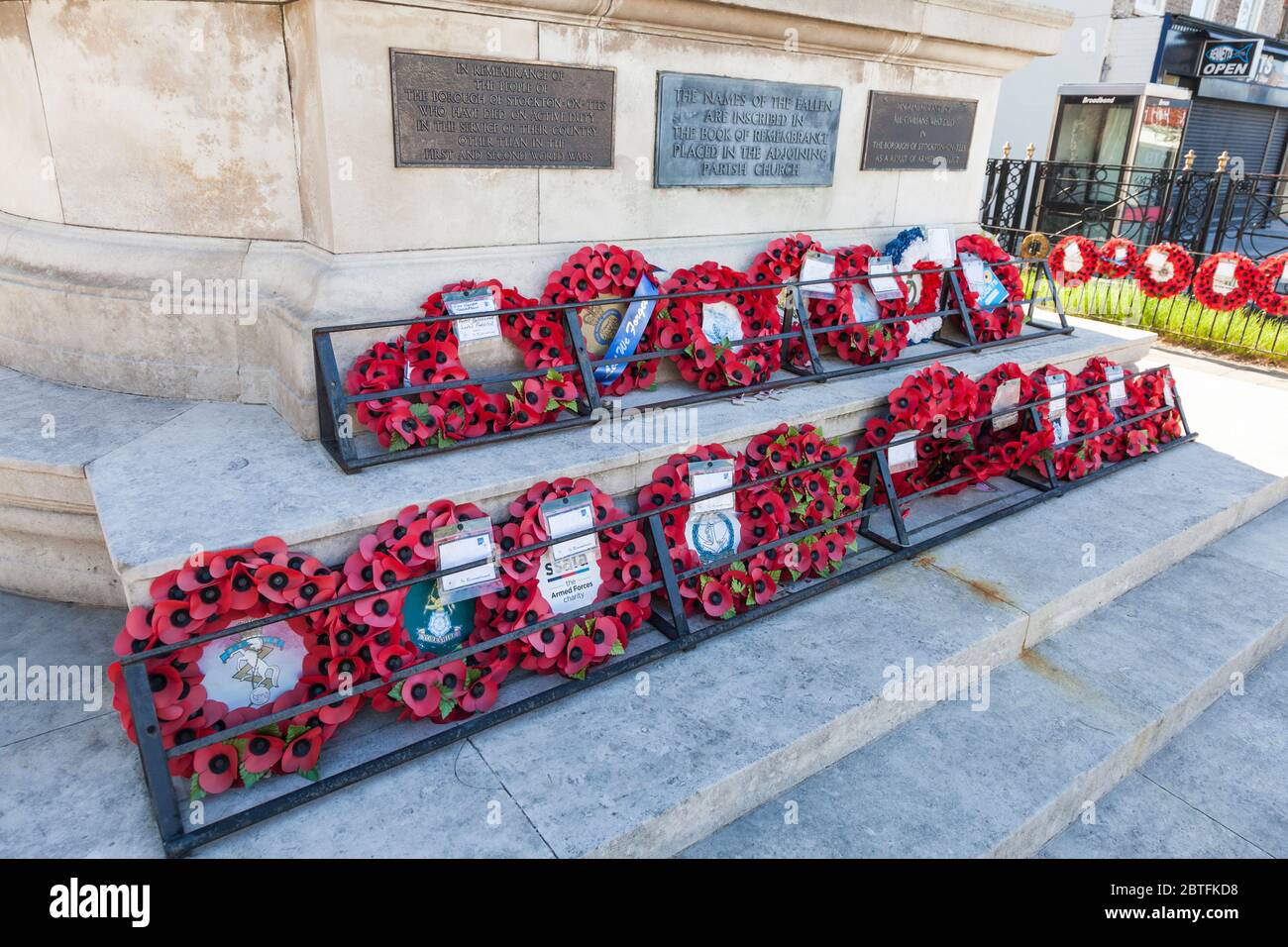 Il Memoriale di guerra con le corone di papavero a Stockton su Tees, Inghilterra, Regno Unito Foto Stock