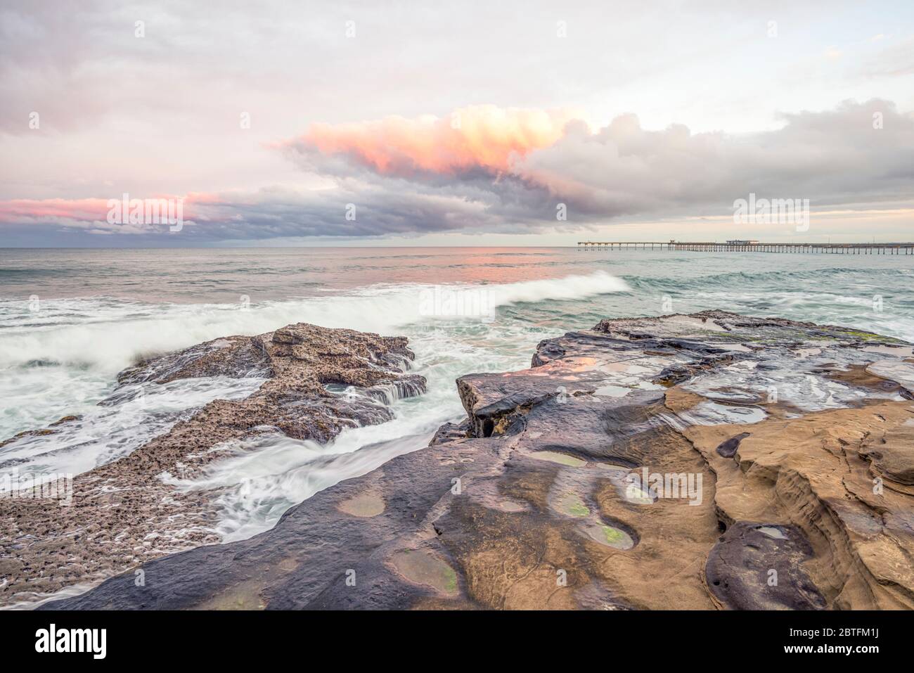 Scena costiera all'alba dalla zona della scogliera nella comunità di Ocean Beach. San Diego, California, Stati Uniti. Foto Stock