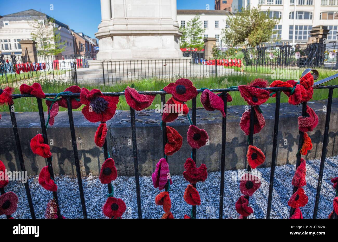 Il Memoriale di guerra con le corone di papavero a Stockton su Tees, Inghilterra, Regno Unito Foto Stock