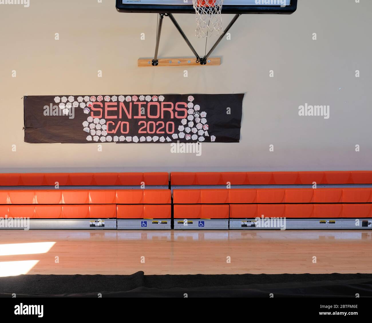 Striscioni su una parete della palestra che celebra la classe di laurea di 2020 sotto un backboard e un bordo della pallacanestro; classe Senior di 2020. Foto Stock