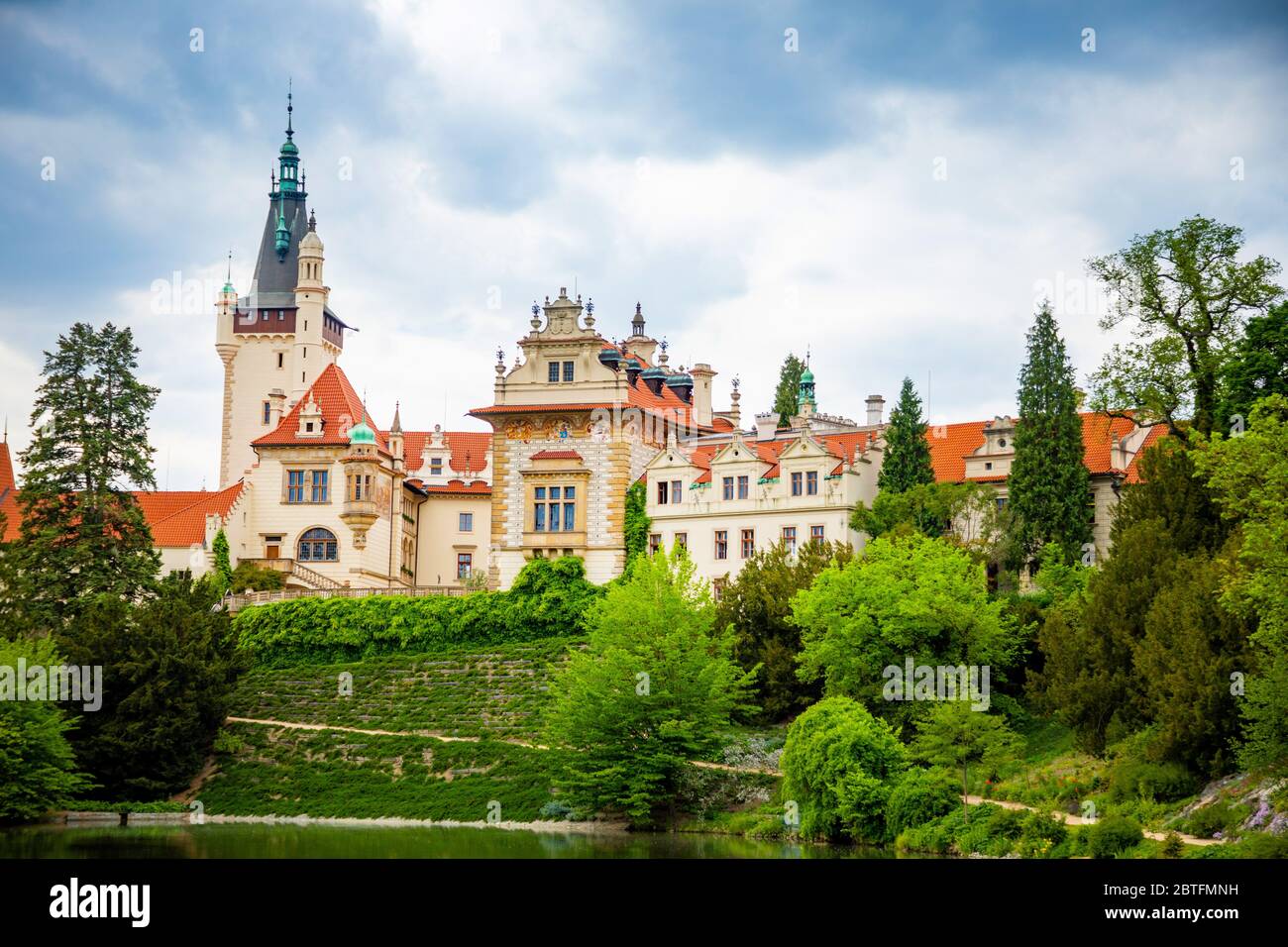 Castello con riflessione in stagno in primavera a Pruhonice, Repubblica Ceca Foto Stock