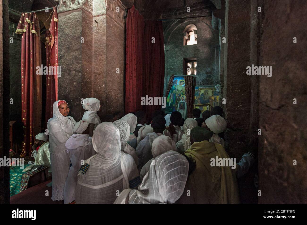 Pellegrino pregare nella chiesa di roccia di lalibela Timkat giorno Foto Stock