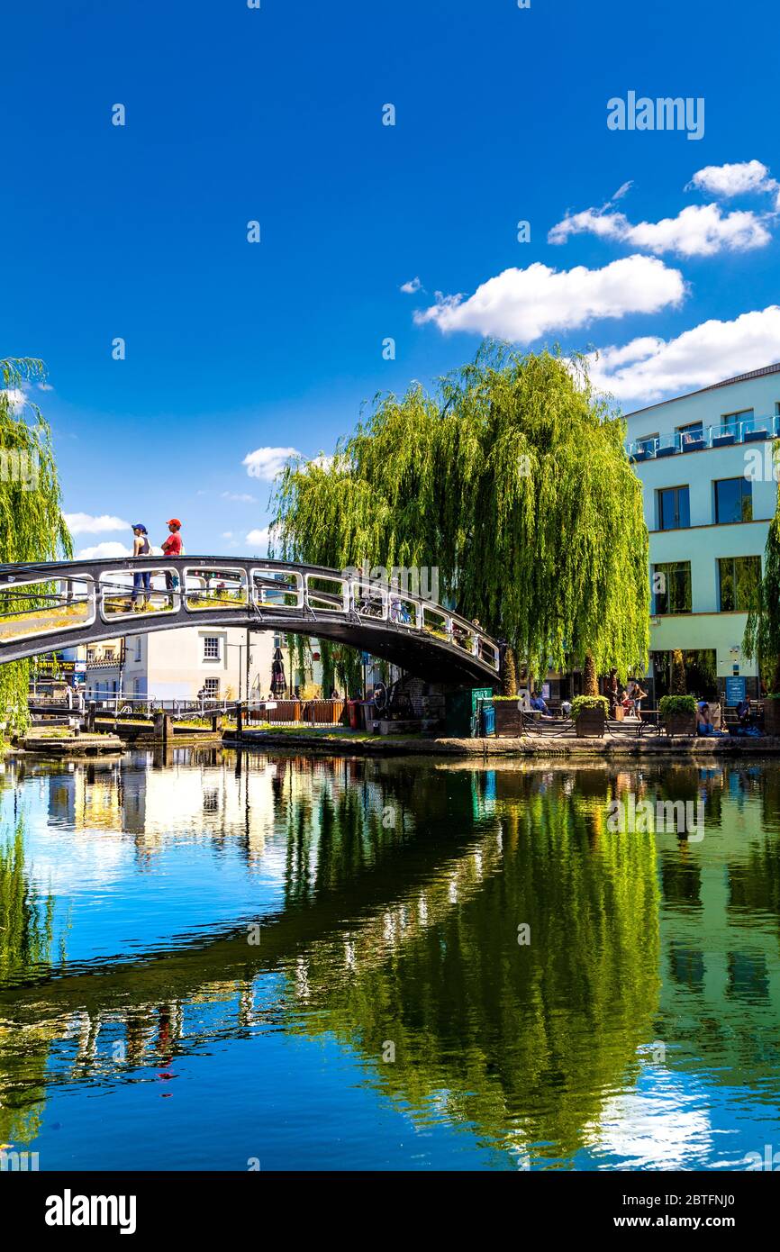 Ponte sul canale del Regent sul Camden Lock, Londra, Regno Unito Foto Stock