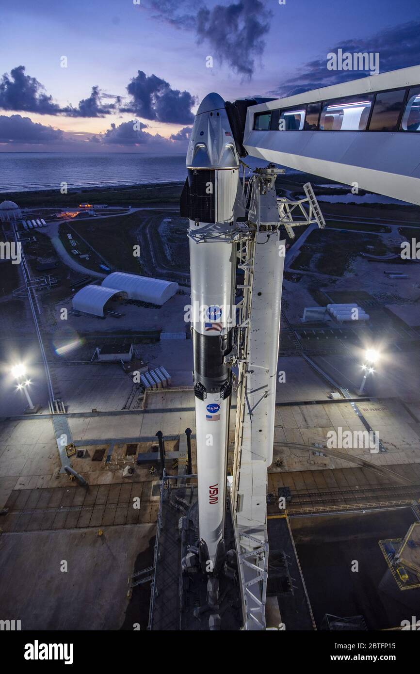 Vista del braccio di accesso dell'equipaggio in posizione con la navicella spaziale Crew Dragon e il razzo SpaceX Falcon 9 al complesso di lancio 39A mentre i preparativi per la missione Demo-2, il 24 maggio 2020, al Kennedy Space Center della NASA in Florida. La missione SpaceX Demo-2 della NASA è il primo lancio con astronauti della navicella spaziale SpaceX Crew Dragon e Falcon 9 alla Stazione spaziale Internazionale come parte del programma Commercial Crew dell'agenzia. Il test di volo servirà come dimostrazione end-to-end del sistema di trasporto dell'equipaggio SpaceX. Credit: UPI/Alamy Live News Foto Stock