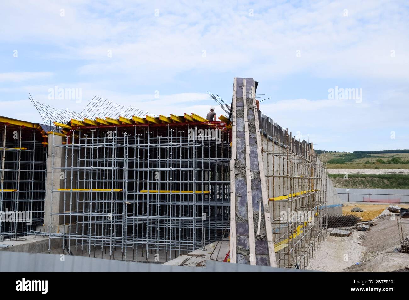 Cemento armato costruzione strada svincolo. Una costruzione stradale e ponti. Foto Stock