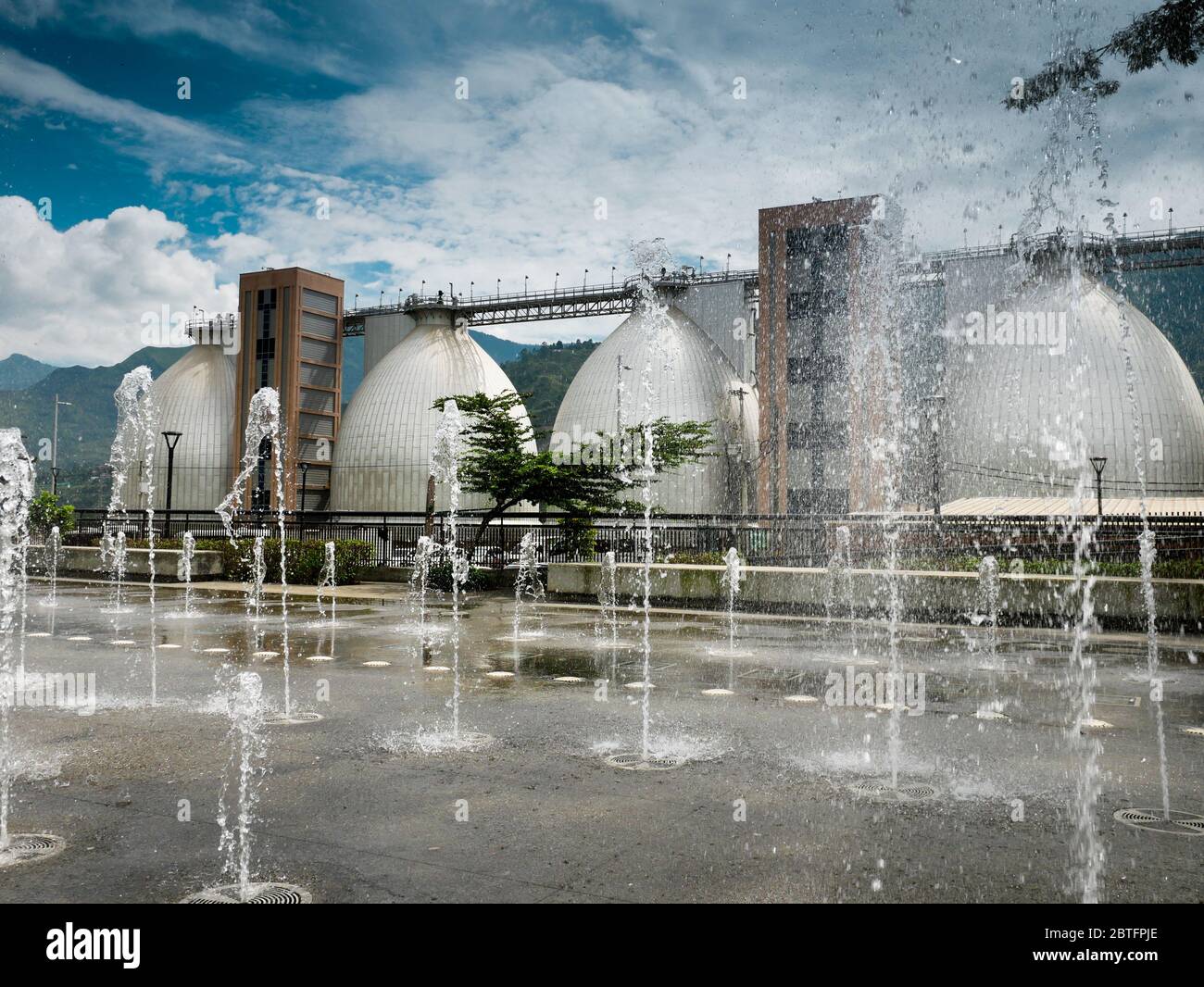 Bello, Colombia, Dicembre 17 2019: Bidigestivi a forma di uovo di aguas claras trattamento delle acque reflue pianta vista dal parco esterno con fontana d'acqua Foto Stock