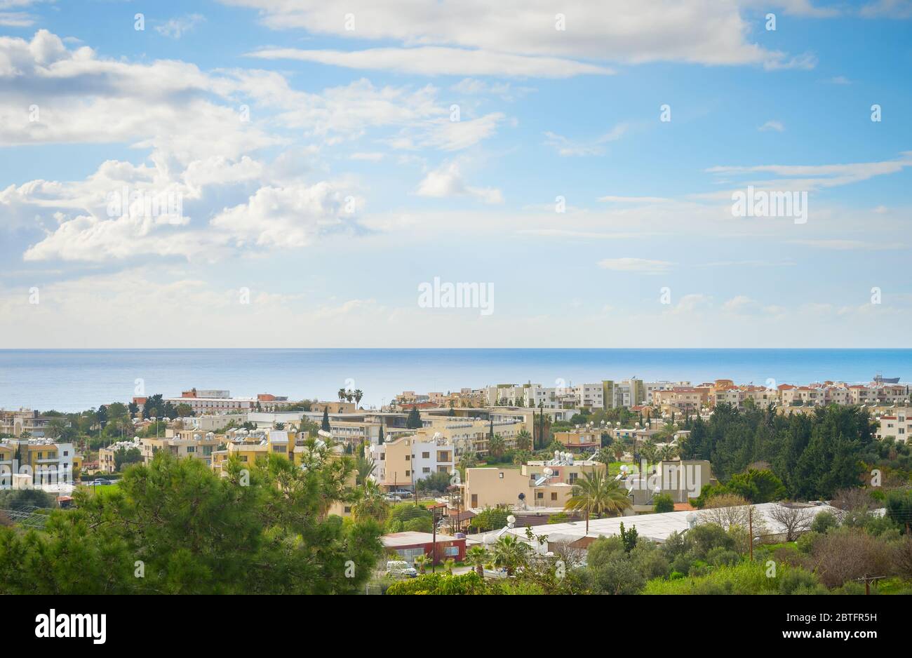 Skyline di Paphos con bellissimo cielo blu, Cipro Foto Stock