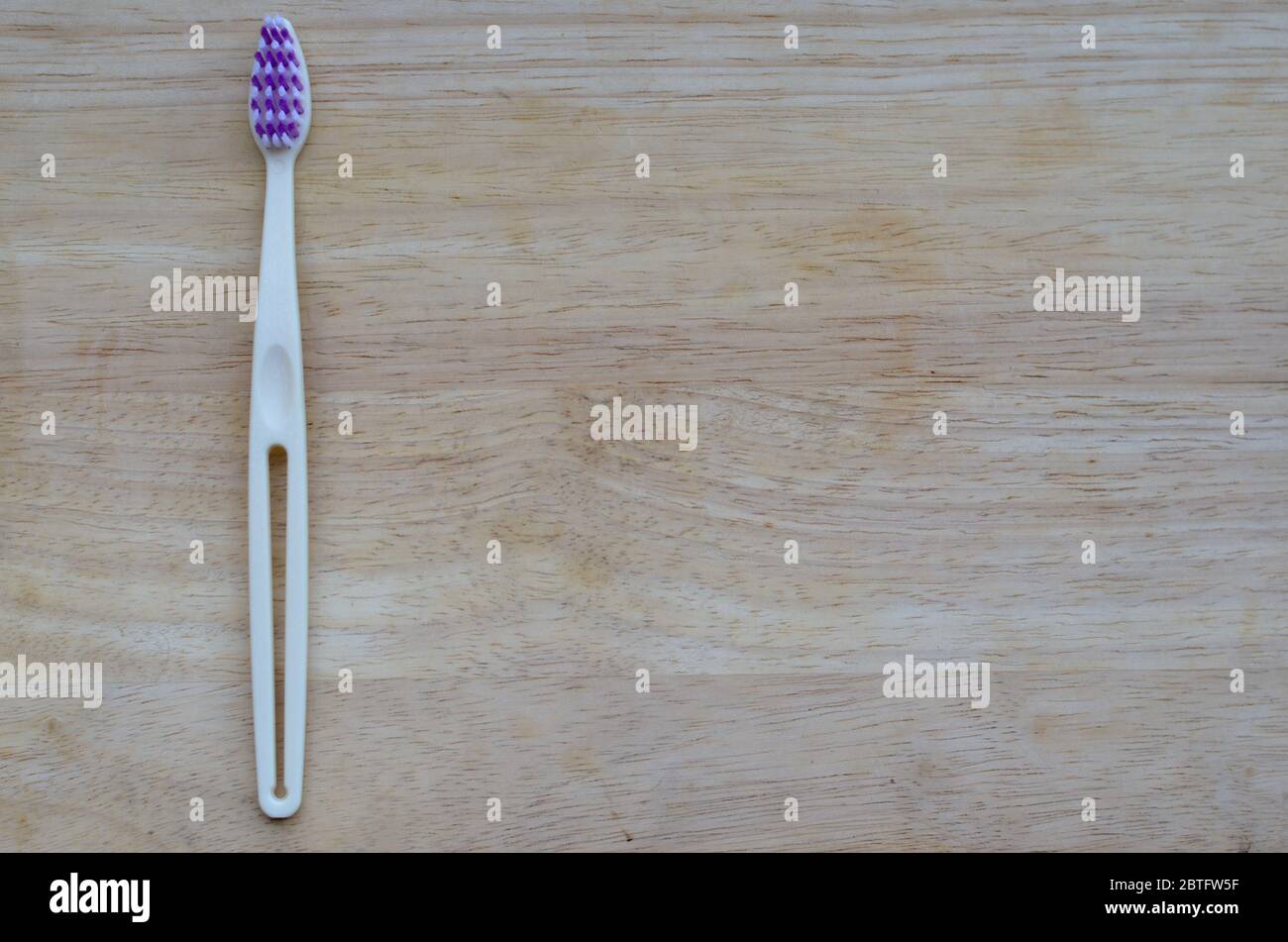 Spazzolino di bambù bianco o crema su sfondo di legno. Zero rifiuti, materiale biodegradabile, concetto - salvare l'ambiente Foto Stock
