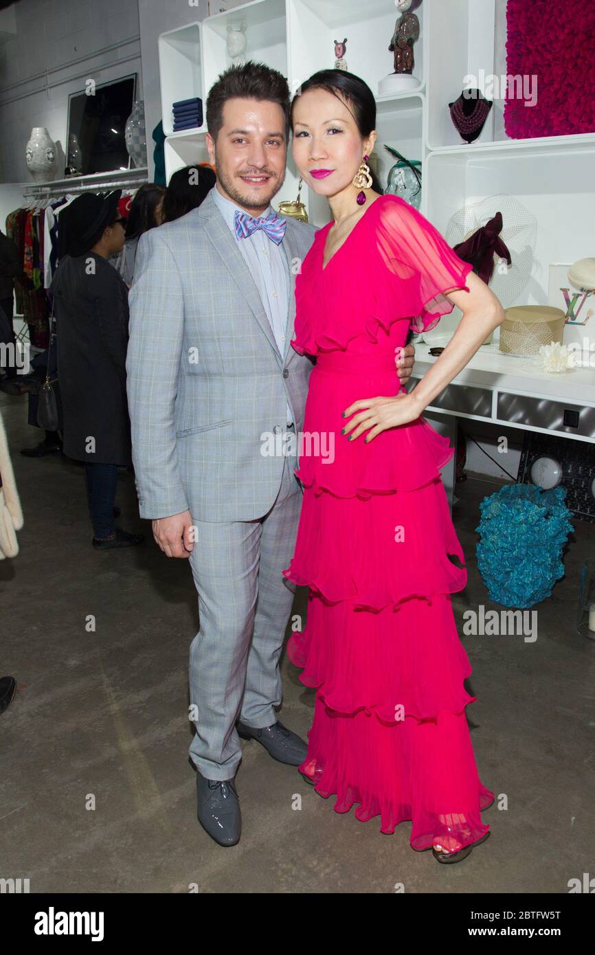 New York, NY, Stati Uniti. 2 maggio 2015. Dustin Lujan, Chiu-ti Jansen al lancio della Collezione di cappelli del designer Victor de Souza allo Space sedici. Credit: Marco, Alamy Foto Stock