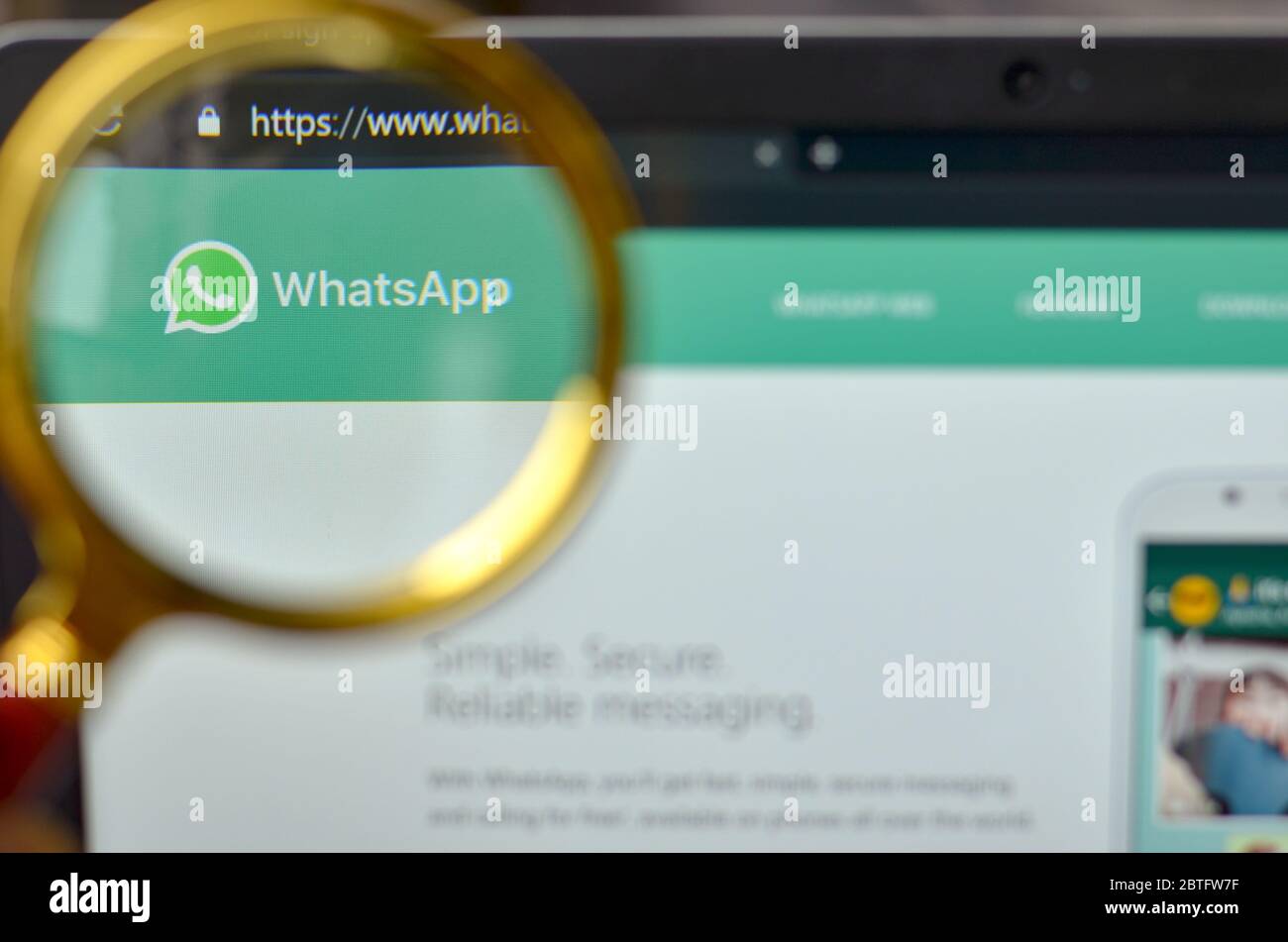 California, Stati Uniti, 2020. WhatsApp web si apre su un browser e il logo visto attraverso una lente di ingrandimento. Lo schermo del laptop fuori fuoco è in background. Concep Foto Stock