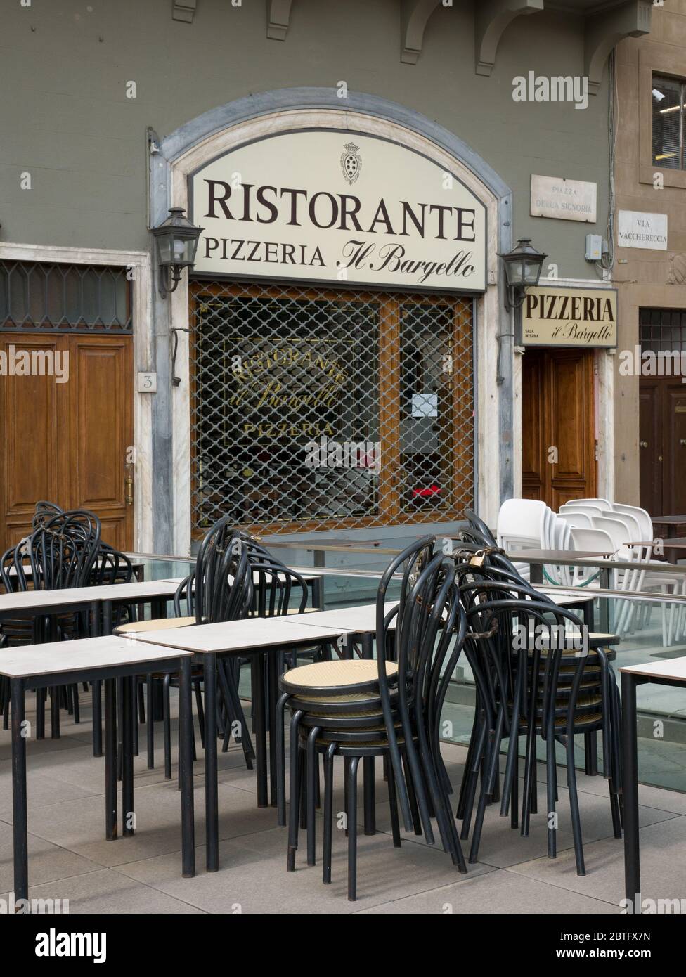 Firenze, Italia - 2020 maggio 18: Attività commerciali e ristoranti chiusi per la convida 19 pandemia blocco. Declino del settore turistico europeo. Foto Stock