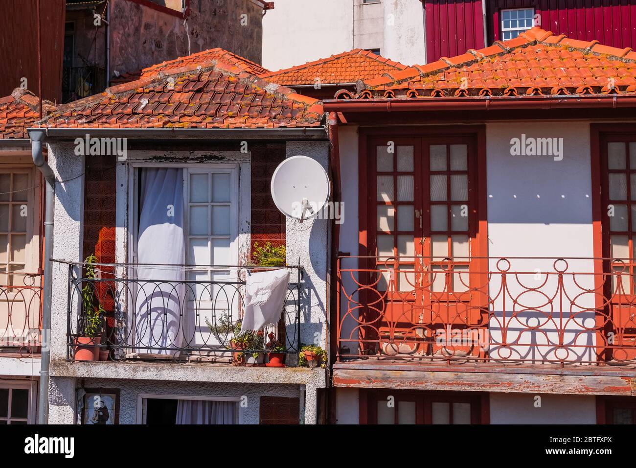 Case colorate tradizionali con piccoli balconi e vestiti Hanging Dry a Porto, Portogallo Foto Stock