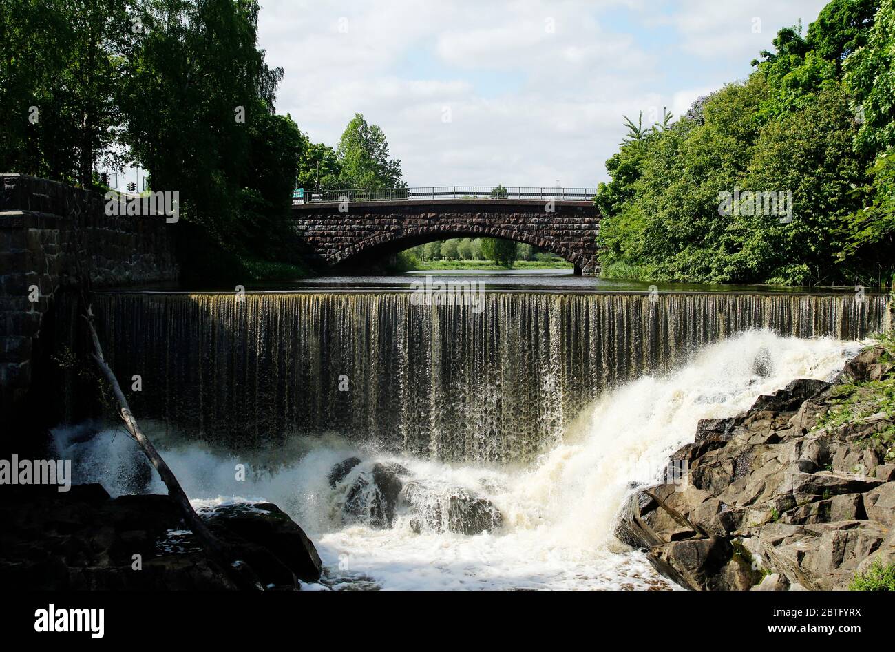 Vanhankaupunginkoski è una delle rapide storicamente e culturalmente significative nel campidoglio della Finlandia, Helsinki. Foto Stock